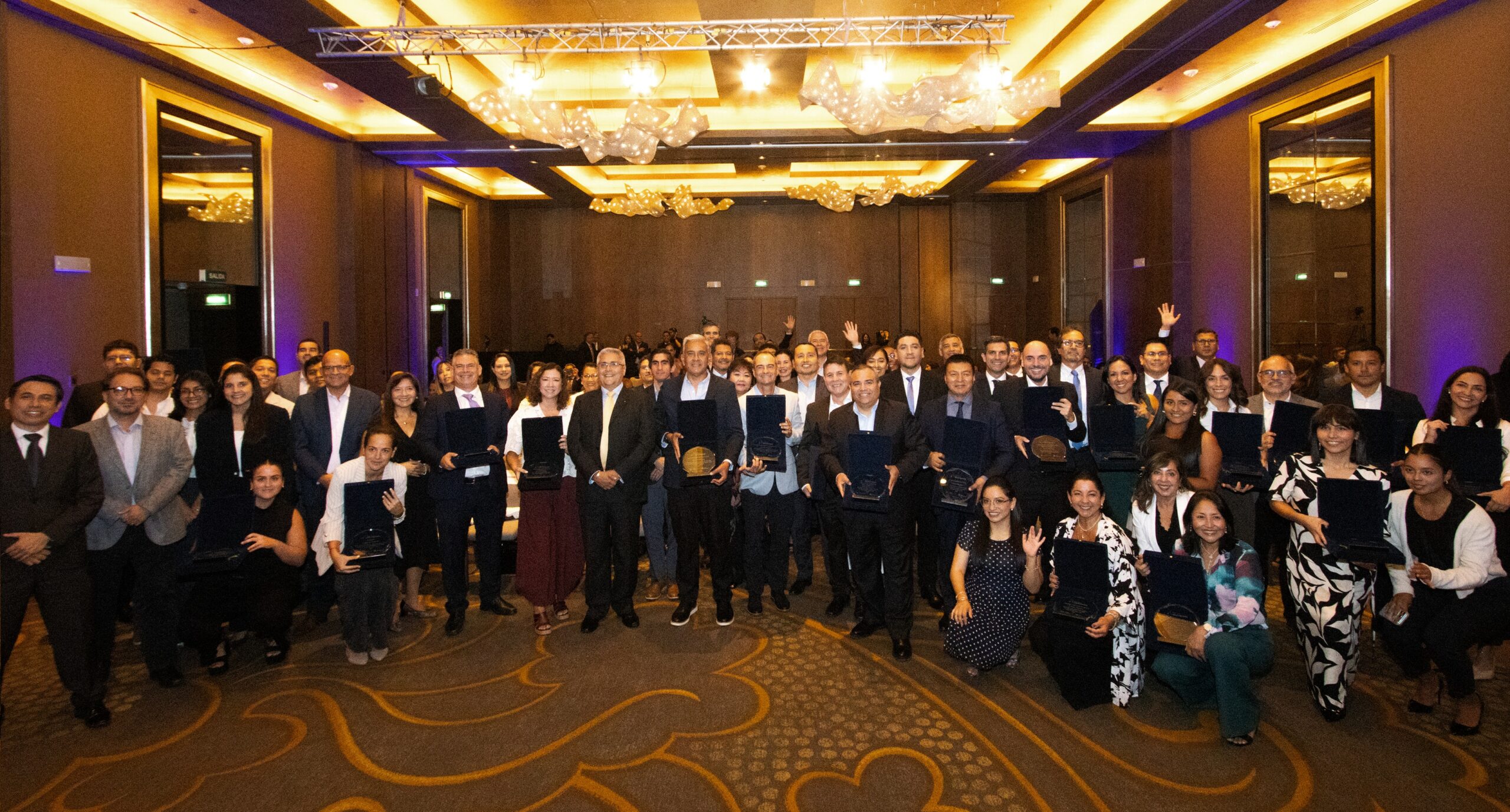 Empresas líderes son reconocidas por impulsar la Vivienda de Interés Social en el país