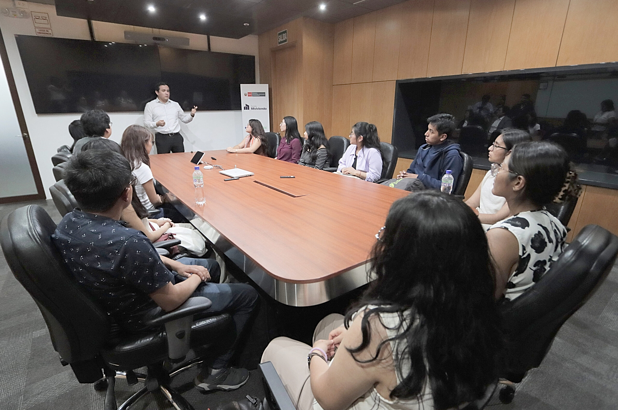 Estudiantes visitan instalaciones del Fondo MIVIVIENDA